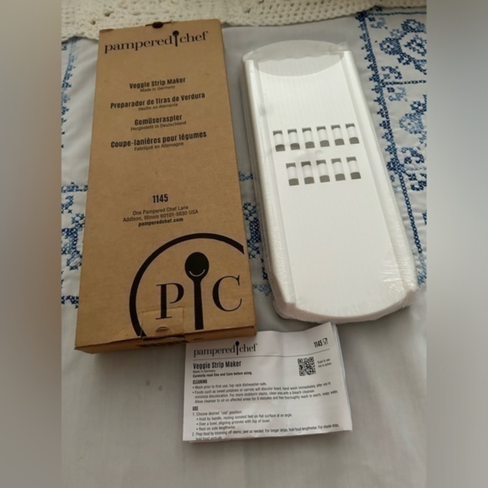 Pampered Chef Veggie Strip Maker #1145 New In Original Box And Instructions.